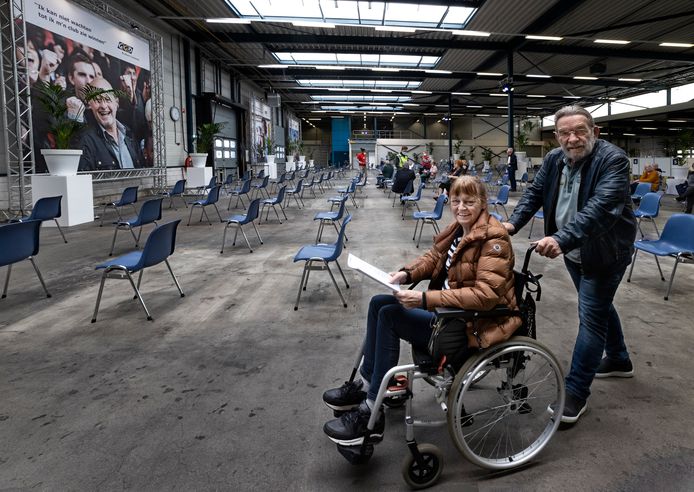 Mien en Toon van der Wallen uit Asten zijn blij en opgelucht na hun prik.