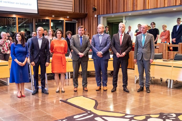 De nieuwe wethouders bij hun installatie, op 20 juni 2018. Vanaf links: Fatma Koser Kaya (D66, cultuur en onderwijs), Cees van Eijk (GroenLinks, jeugdzorg en werk en inkomen), Astrid Janssen (GroenLinks, duurzaamheid en ruimtelijke ordening), Kees Kraanen (VVD, stedelijk beheer en personeelszaken), Menno Tigelaar (ChristenUnie, wonen en zorg), Hans Buijtelaar (VVD, verkeer en sport) en Willem-Jan Stegeman (D66, financiën en nieuw stadhuis).