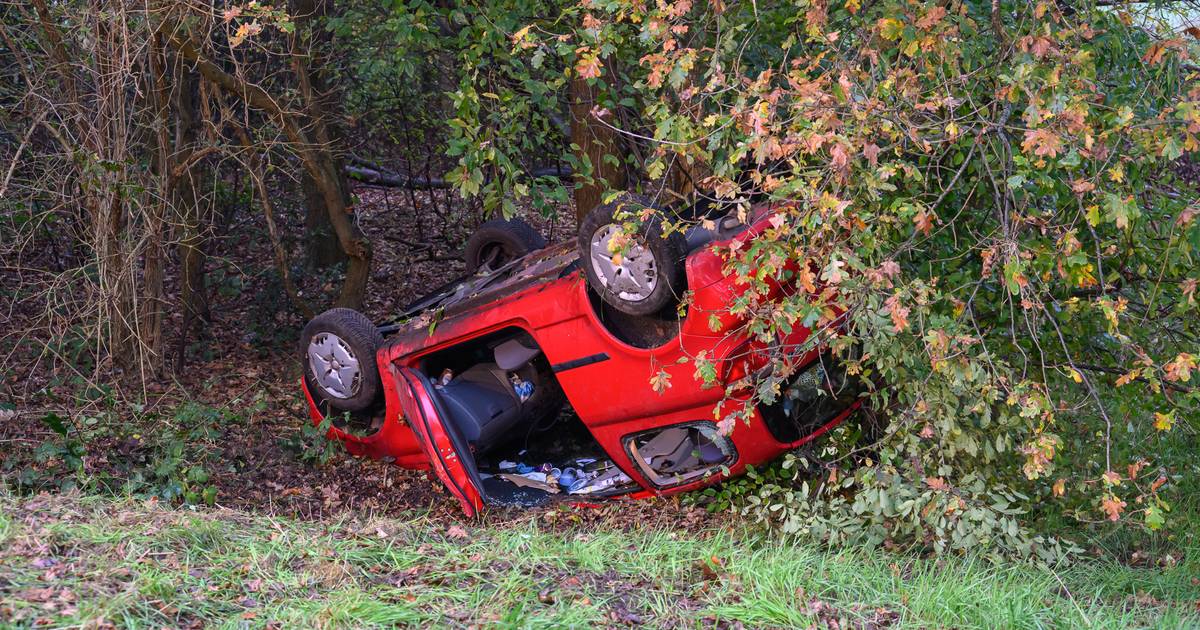 Auto op zijn kop in greppel in Zegge, bestuurder gewond naar het ziekenhuis | Rucphen
