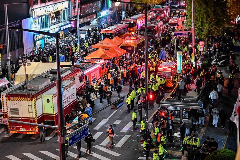 Ooggetuigen over de chaos in steeg Seoel: ‘Mensen vielen om als dominostenen’