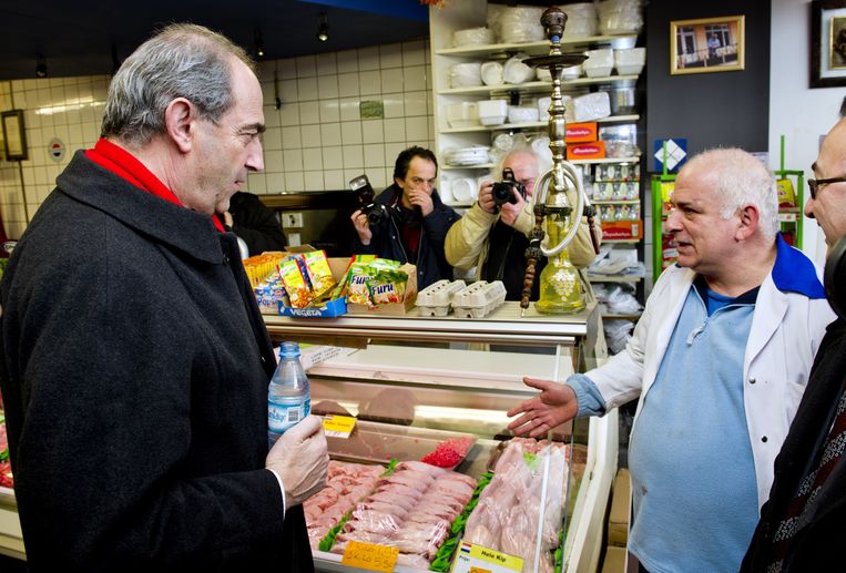 Job Cohen praat met de eigenaar van de Islamitische slagerij  Ozurk tijdens een bezoek aan de deelgemeente Feyenoord in Rotterdam, februari 2011.<br /> Beeld ANP