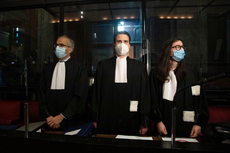 De advocaten van farmaceut AstraZeneca bij het begin van de zaak van de Europese Commissie tegen AstraZeneca, vrijdag in Brussel. Beeld AP