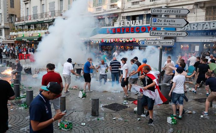 De Franse politie zet traangas in op Engelse supporters in Marseille, juni 2016.