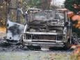 Het voertuig brandde volledig uit.