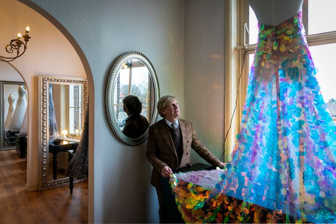 Addy van den Krommenacker met een door hem ontworpen creatie in Villa Maasdonk.