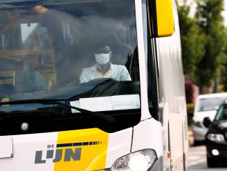 Minister Peeters fluit De Lijn terug over megaorder e-bussen