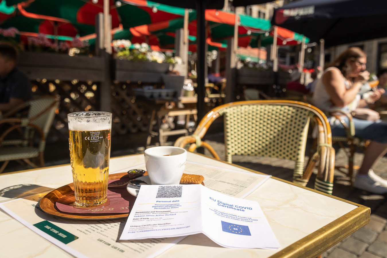 Un Covid Safe Ticket sur la Grand-Place de Bruxelles.