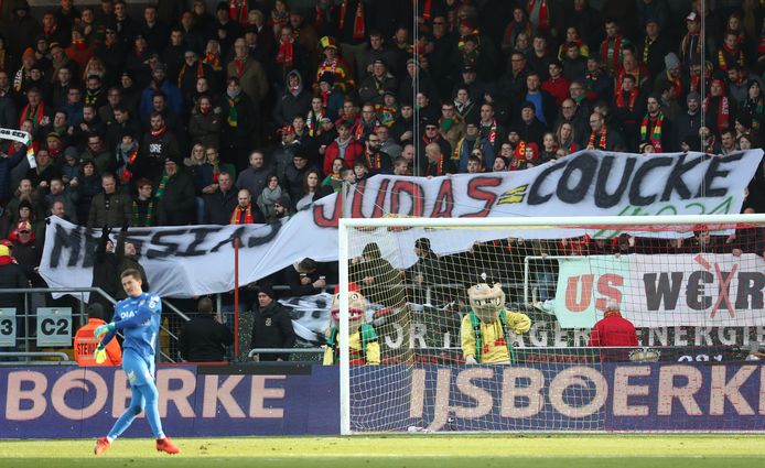 De spandoeken in het vak met fans van KV Oostende logen er niet om: “Judas Coucke”.