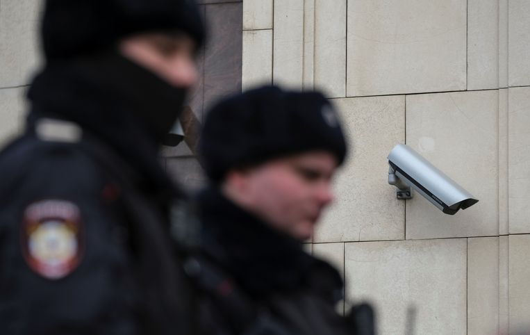 Russische politieagenten passeren een beveiligingscamera in Moskou. Beeld Reuters
