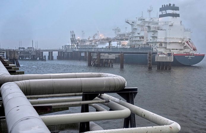 De LNG-terminal in Wilhelmshaven, waar per schip vloeibaar aardgas word geleverd.