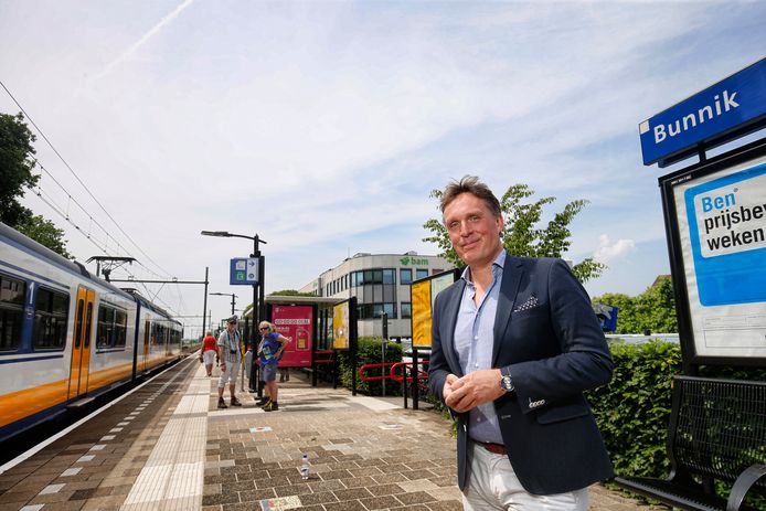Jorrit-Jan Eijbersen op het NS-station van Bunnik, waar hij negen jaar wethouder was.