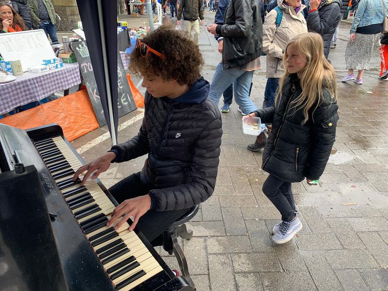 Op de Westerstraat maken Pepijn (15) en zijn zusje Charlie (9) al de hele dag muziek. Beeld David Hielkema