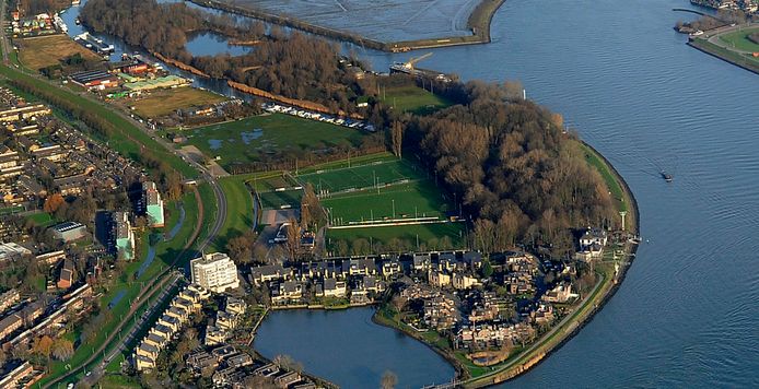 Het Noordpark in Zwijndrecht, met centraal de drie velden van VVGZ.