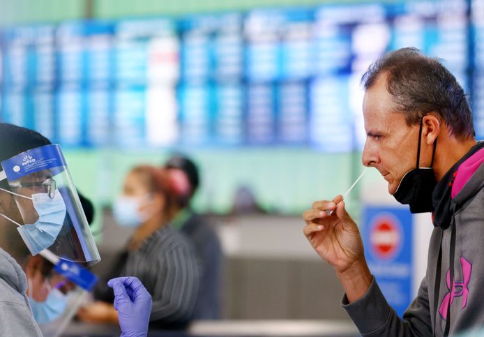 Een reiziger uit Italië doet een zelftest op het vliegveld van Los Angeles. De Verenigde Staten verstrengden deze week de inreisregels vanwege de nieuwe omikronvariant. (03/12/2021)