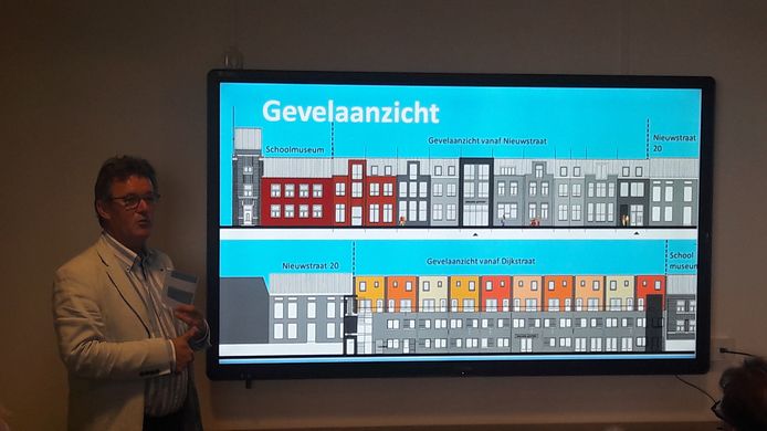Architect Nico Fierloos licht nieuwbouwplan Nieuwstraat-Zuid toe.