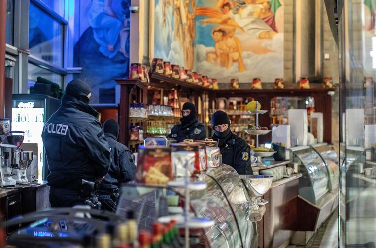 De Duitse politie valt een ijssalon in Duisburg binnen bij de internationale politieactie tegen de 'Ndrangheta. Beeld AFP