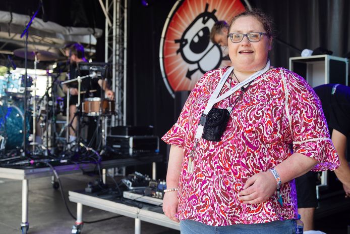 De winnares van de GGzE-talentenjacht, Eva Stigter. Zij mocht optreden op het festival en voor het eerst op een groot podium