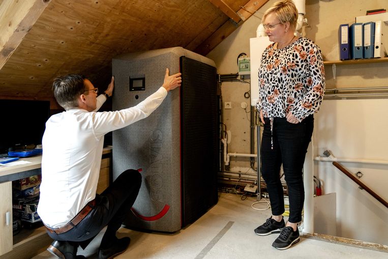  Een medewerker van Vattenfall staat bij een pilot van een  nieuwe hogetemperatuurwarmtepomp in een woning.  Beeld ANP