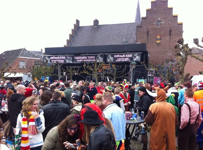 Feest op het (toen nog) Kwoaje Keie-plein in Megen in 2018.