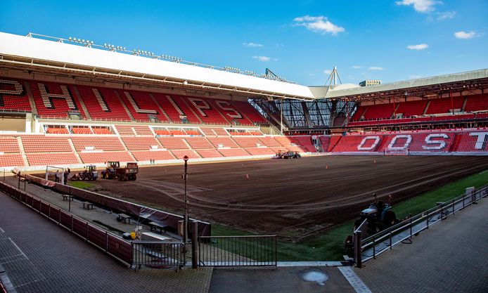 Het gras uit het Philips Stadion wordt vervangen.
