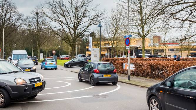 Meer dan 600 Enschedese wijkbewoners tekenen petitie tegen sluipverkeer: ‘Dit wordt niet geaccepteerd!’