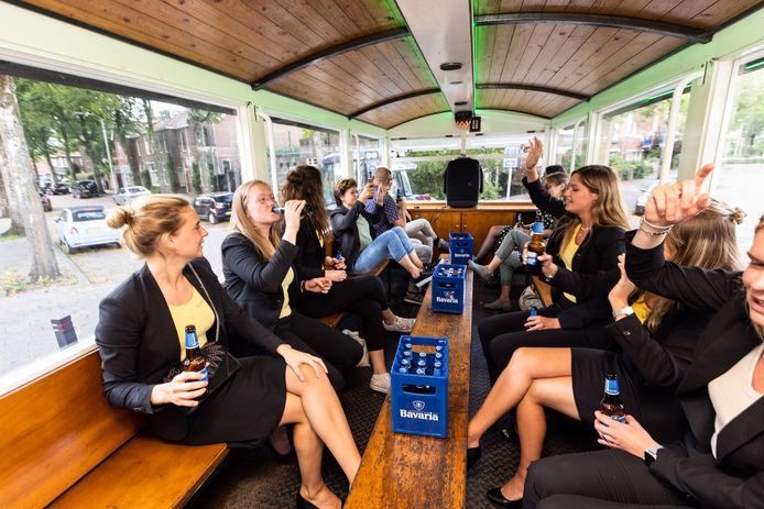 Studenten van dames dispuut Conserva van Plato hebben een feestje in een huifkar. Ze rijden al feestend de stad door. Het dispuut is vaste klant bij de huifkarverhuurder.