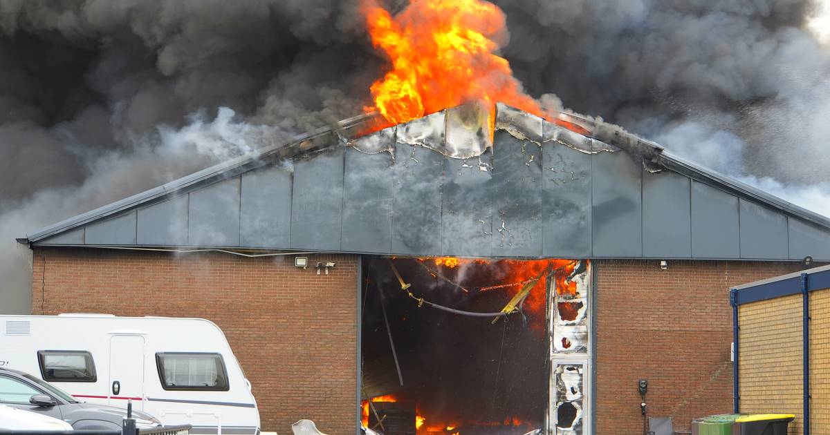 Grote brand in loods vol auto's in Zuid-Beijerland