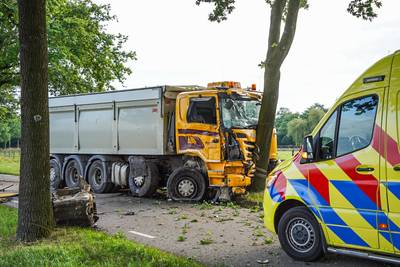 Vrachtwagen botst frontaal op boom: opgeroepen traumahelikopter geannuleerd