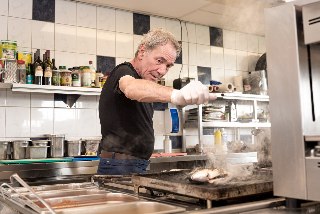 Roberto Pitzalis maakt het signatuurgerecht Orata alla Griglia (doradevis) klaar in de Italiaanse keuken.