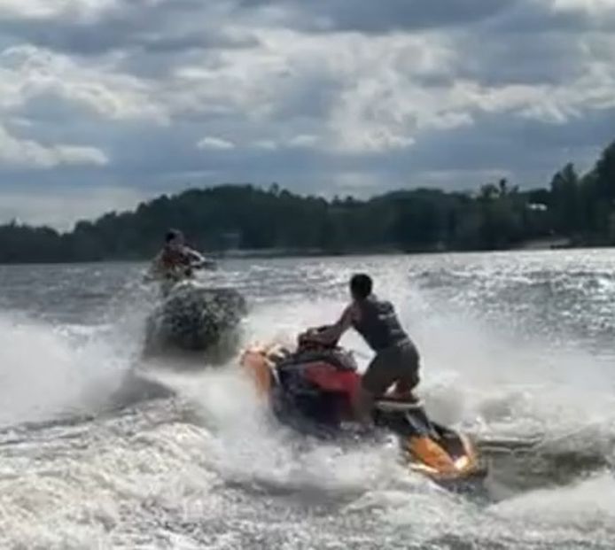 Collision frontale entre deux jetskis sur un lac Vidéo 7sur7.be