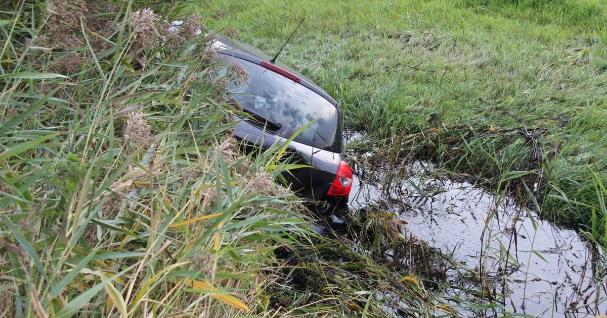 Auto belandt op de kop in sloot na botsing op Rijksweg bij Meppel.