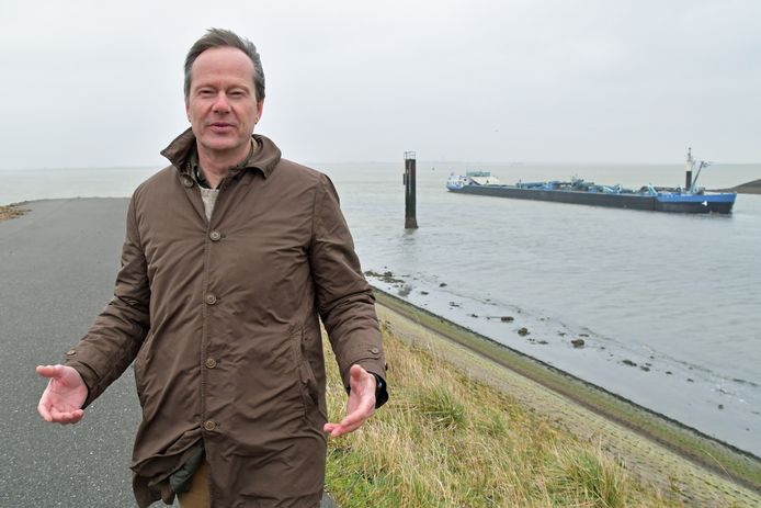 Wim van den Abbeele van project Waterzande met rechts naast hem het baggerschip dat de vaargeul uitbaggert om de diep stekende schepen met grond toegang te geven tot de haven.