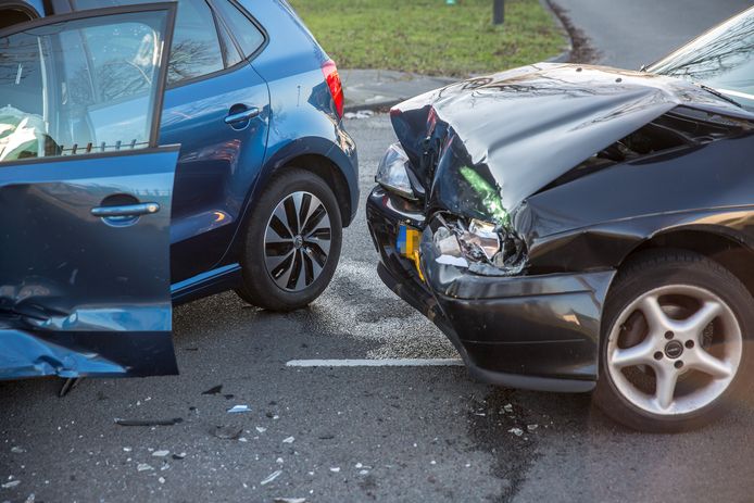 Aan de Jan Frederik Vlekkestraat met de Schotsbossenstraat zijn woensdagmiddag twee auto's met elkaar in botsing gekomen.