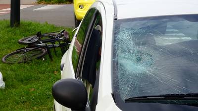 Jonge fietser gewond bij botsing met auto in Vinkel