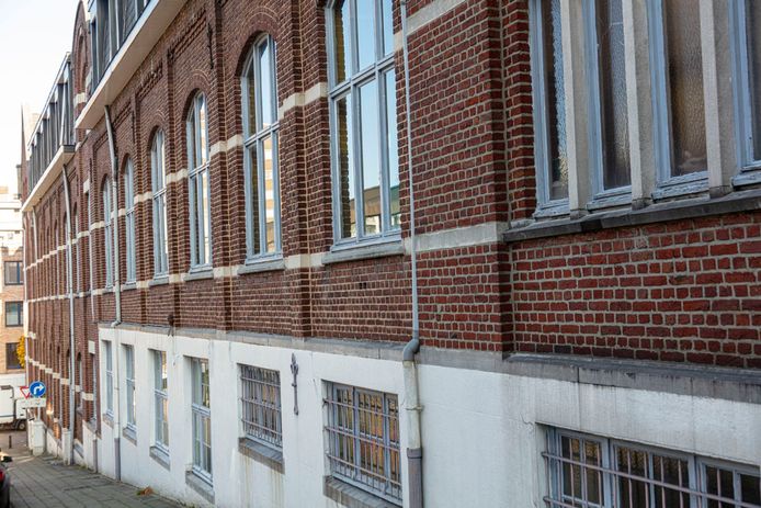 De lege schoolgebouwen van Regina Mundi zijn een van de mogelijke pistes.