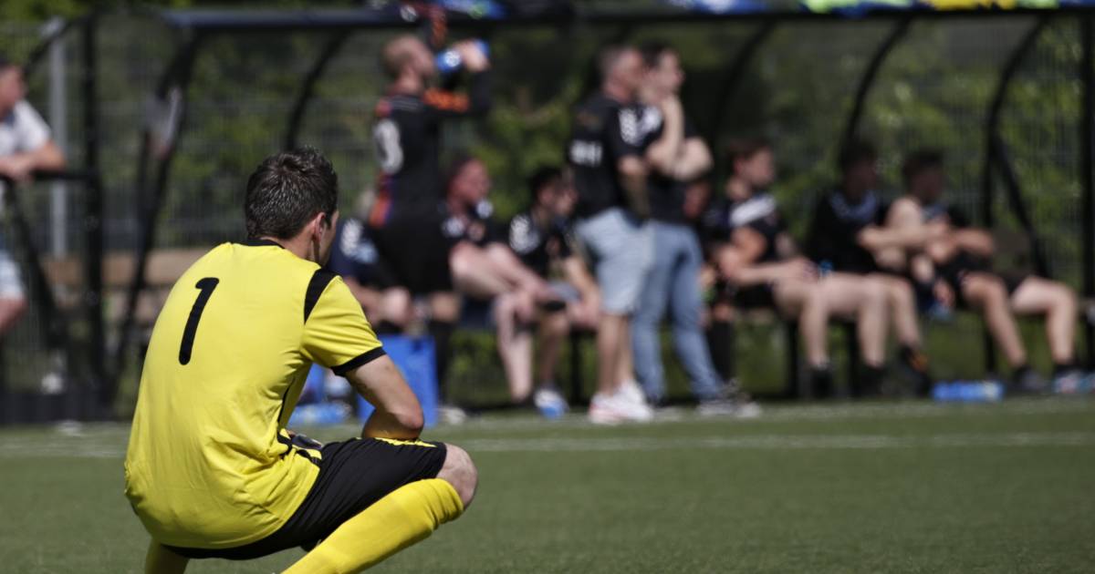 Vrijwilliger van voetbalvereniging Pernis krijgt klappen nadat hij groep jongeren aanspreekt