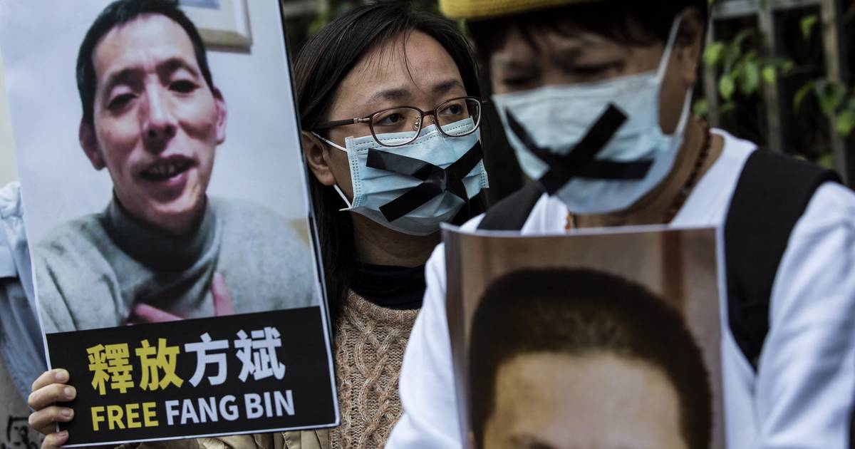 L’informatore di Wuhan, che è stato il primo a fotografare i sacchi per cadaveri, è di nuovo libero dopo tre anni |  al di fuori