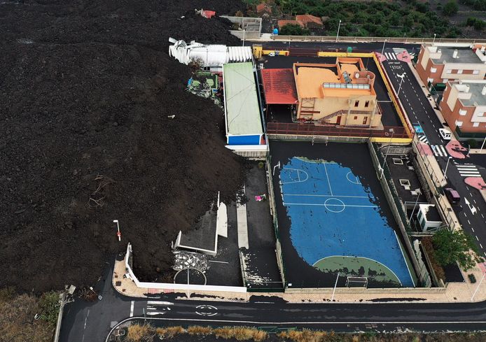 Dronebeelden tonen de schade die de vulkaanuitbarsting tot nu toe al heeft aangericht op het Canarische eiland La Palma.