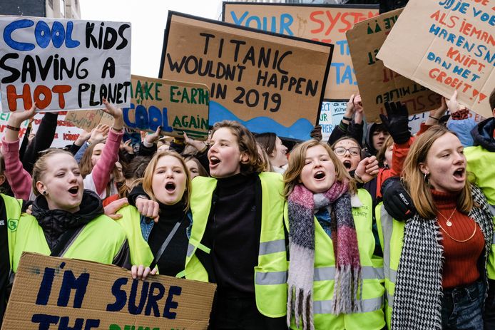 De aanjaagsters van de klimaatmarsen zijn allen meisjes:  Anuna De Wever (midden) en Kyra Gantois (links) werden geïnspireerd door de Zweedse scholiere Greta Thunberg (niet op de foto).