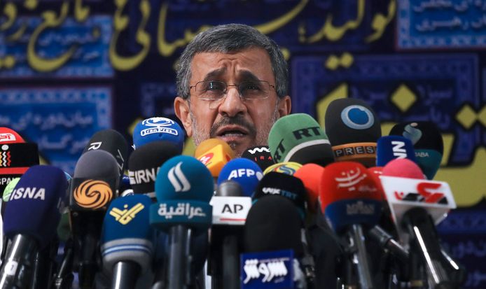 Mahmoud Ahmadinejad geeft uitleg nadat hij zich liet registreren als presidentskandidaat.