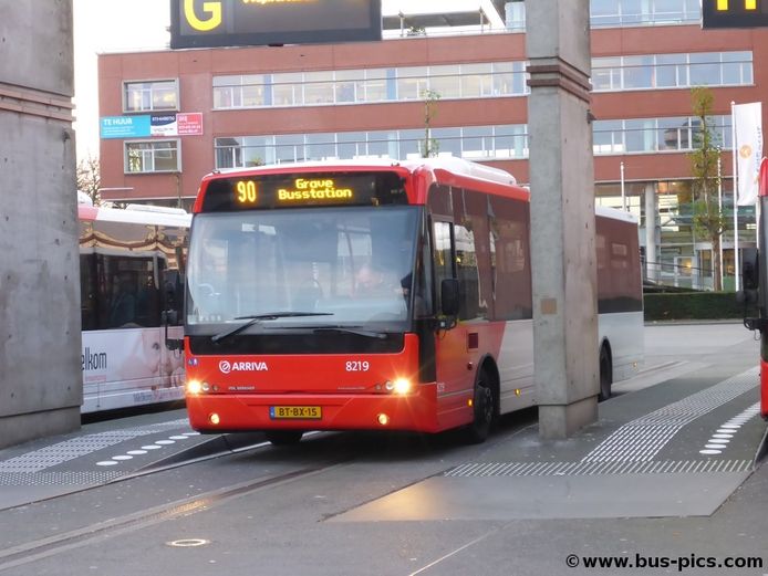 Buslijn 90 op het busstation in Den Bosch. Arriva wil de lijn in het weekeinde en avonduren schrappen.