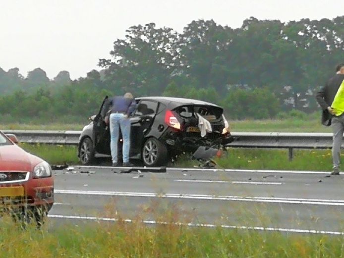 Schade na het ongeluk op de A28.