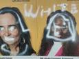 De affiche van Europarlementariër Assita Kanko werd beklad met racistische leuzes.