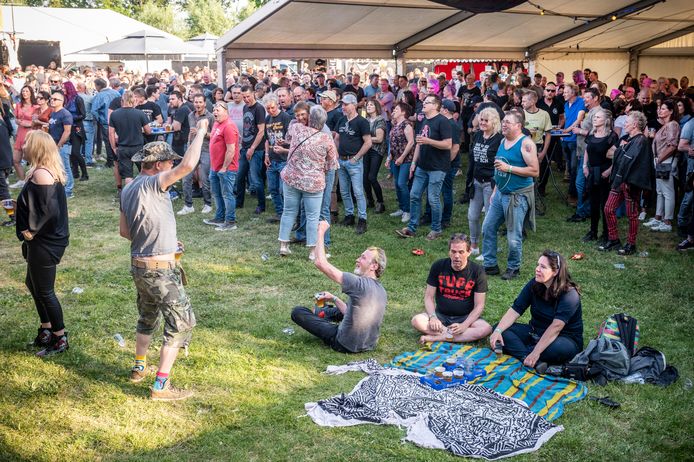 Bijpraten en een biertje in de zon op het kleine festival.