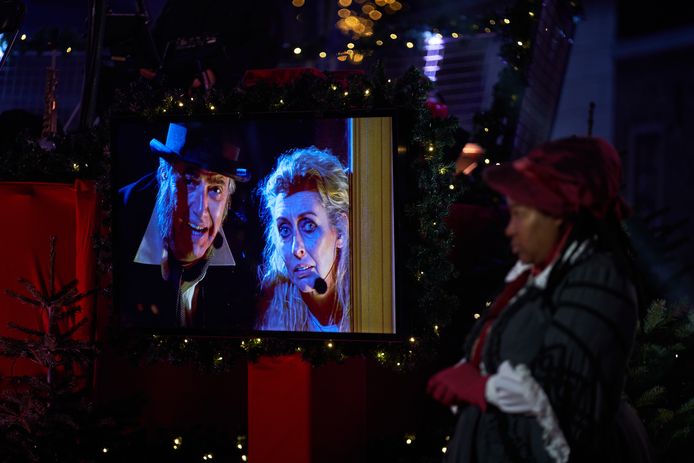 Richard Kemper als Scrooge en Plien van Bennekom als ‘kerstgeest’. Rechts: zangeres Leona Philippo.