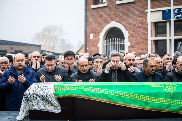 Honderden mensen van de Turkse gemeenschap in Limburg namen dinsdagmiddag afscheid van Yusuf en Ikafat Demirci in de moskee van Waterschei. Yusuf en Ikafat