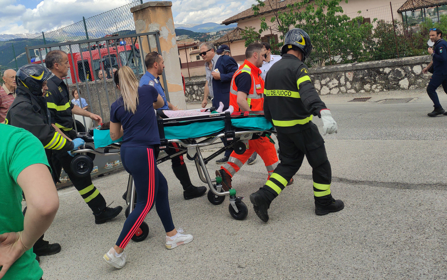 Hulpdiensten voeren gewonde kleuters af, nadat een auto hun schoolplein op was gereden.