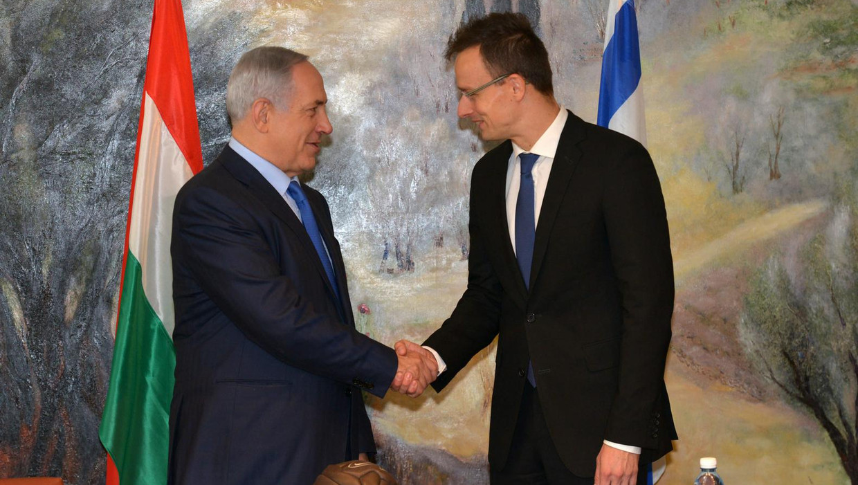 Israëlische premier Netanyahu (L) tijdens een ontmoeting met Hongaarse minister van Buitenlandse Zaken Szijjarto (R) in Jeruzalem in 2015. Beeld epa