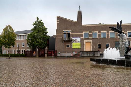 De huidige 'staat' van het oude raadhuis (rechts) en het nieuwere gedeelte van het oude gemeentehuis van Schijndel.