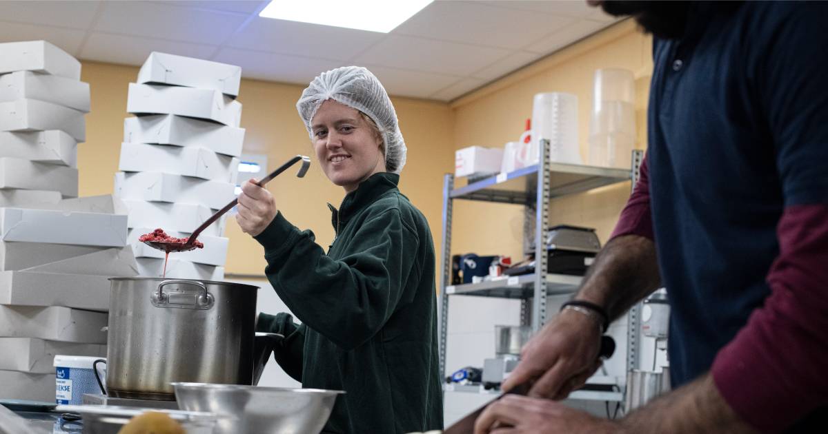 Jeanne (27) redt misvormd fruit van de afvalbak door er taarten van te bakken: ‘Zo gaan we verspilli